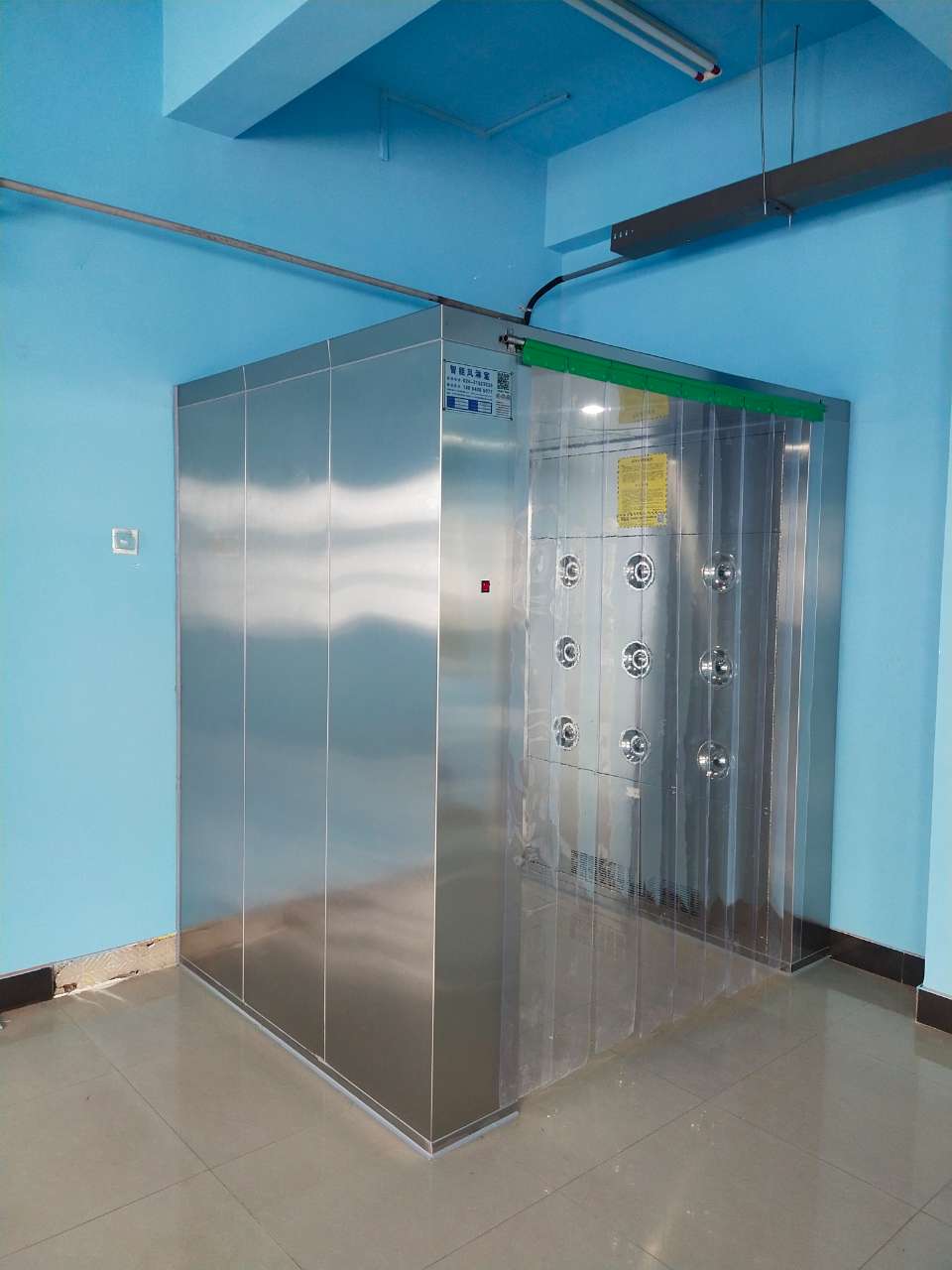 東莞市中海實業(yè)投資有限公司風(fēng)淋室安裝現(xiàn)場